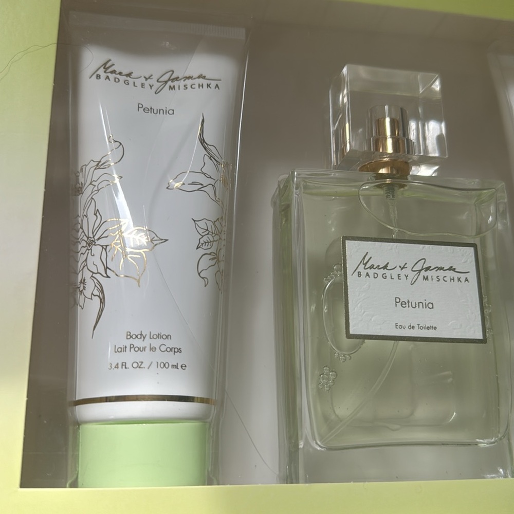 Mark & James Petunia By Badgley Mischka Gift Set 3.4 oz./100ml - Picture 2 of 6